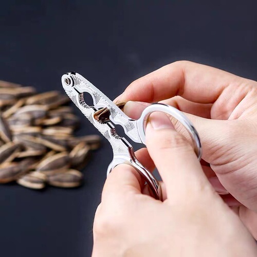 Factory direct sales zinc alloy melon seed clip to peel melon seeds and peelers to open melon seeds and pine nuts for lazy people to eat watermelon seeds and pine nuts.