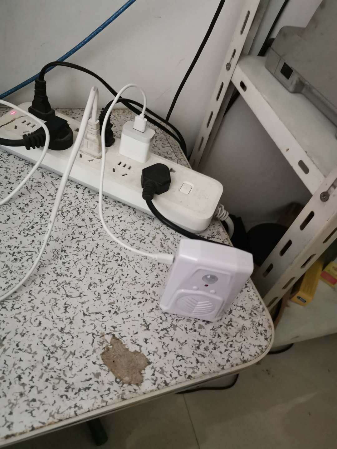 Dispositivo de bienvenida electrónico infrarrojo cuidadosamente seleccionado, sensor infrarrojo, bienvenida, fuente de alimentación de batería de grabación, fuente de alimentación USB de doble propósito