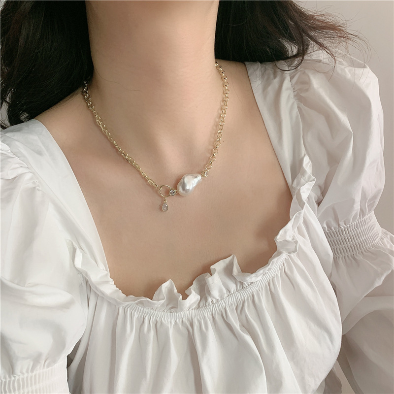 Perle En Forme De Baroque Longue Chaîne En Cuivre Chaîne De Clavicule Rétro Collier De Style Palais Simple Pour Les Femmes display picture 6