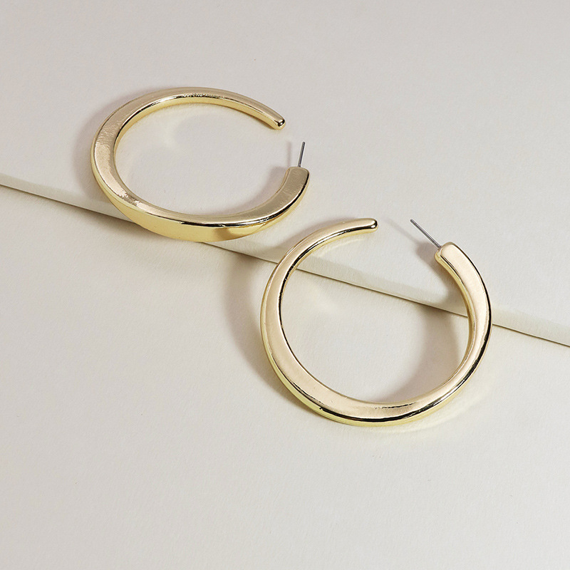 Nouvelles Boucles D&#39;oreilles En Alliage Simple En Forme De C En Métal Pour Femmes display picture 2