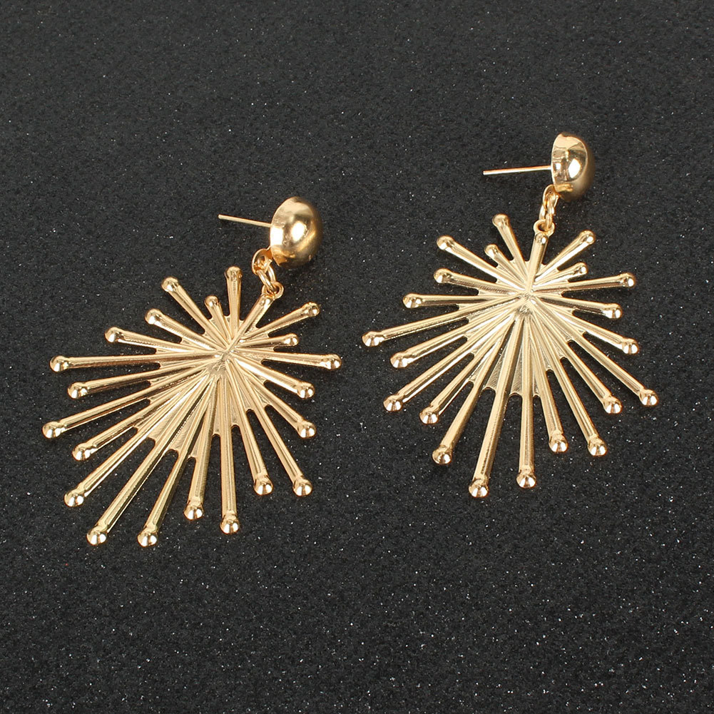 Exaggerated Alloy Fashion Golden All-match Earrings Wholesale display picture 2