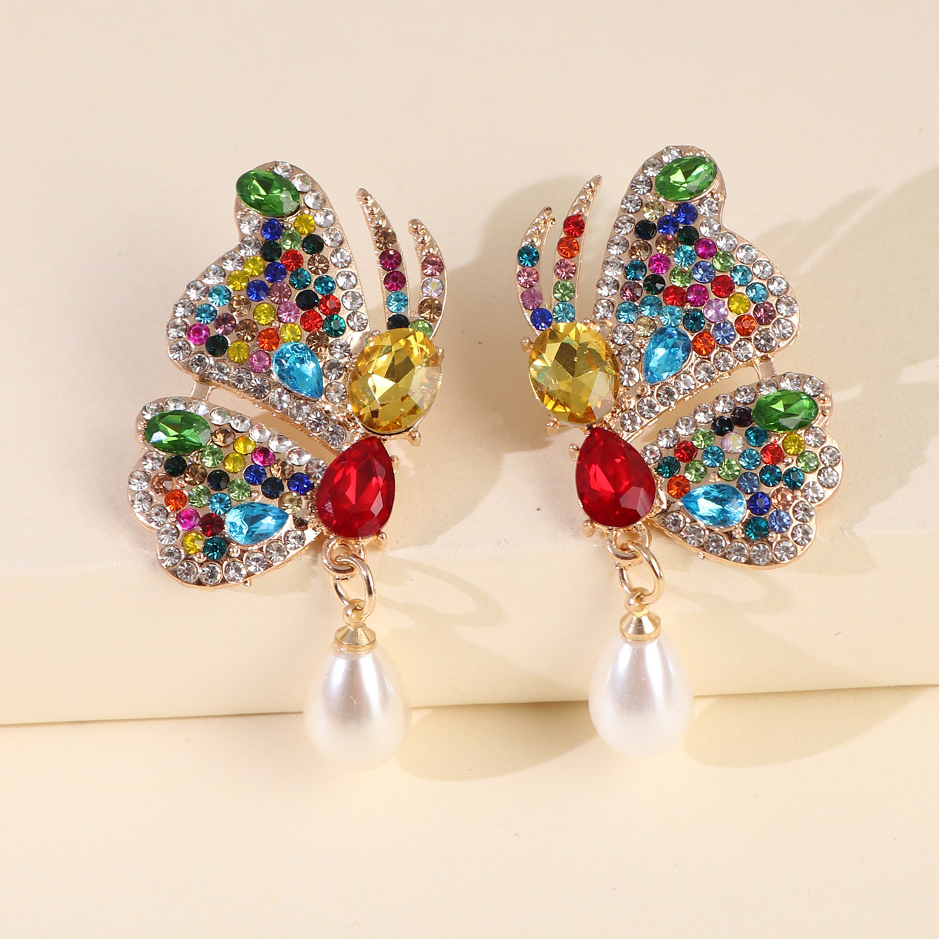 New Big Rhinestone Butterfly Wings Pearl Earrings Exaggerated Big Ladies Earrings Wholesale Nihaojewelry display picture 5