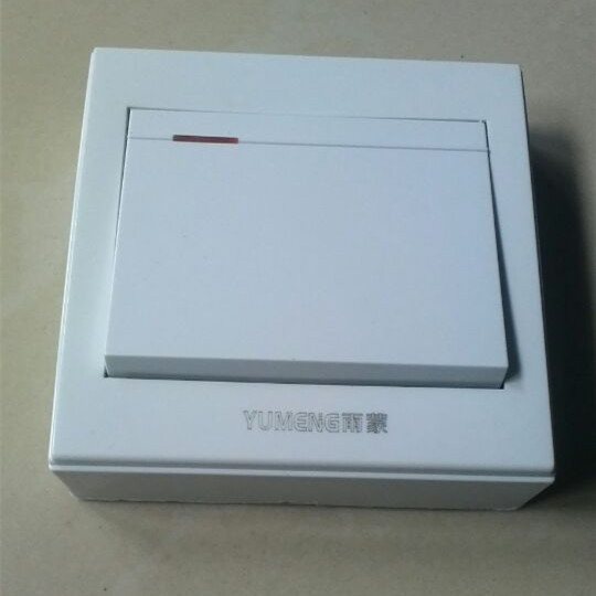 厂家批发 86型工程款墙壁开关面板 明装一单开双控荧光大跷板开关