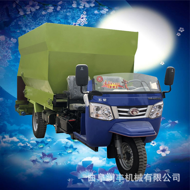 饲料运输撒料车自走式电动喂料车柴油三轮撒料车工作视频