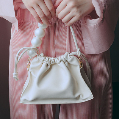 加工定制新款女士珍珠手拿包甜美软皮PU手提包一件代发斜挎小包|ru
