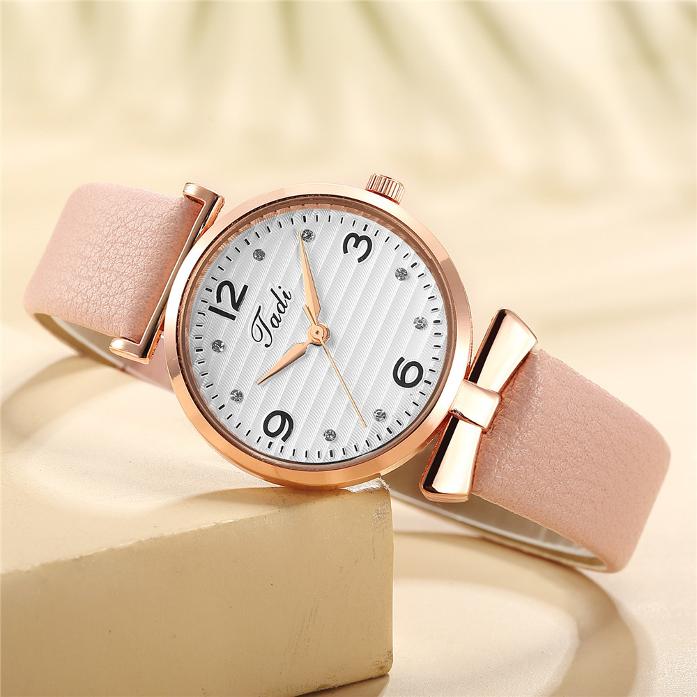 Korean Fashion Quartz Casual Belt Watch Temperament With Diamond Digital Face Women&#39;s Wrist Watch Wholesale Watch display picture 1