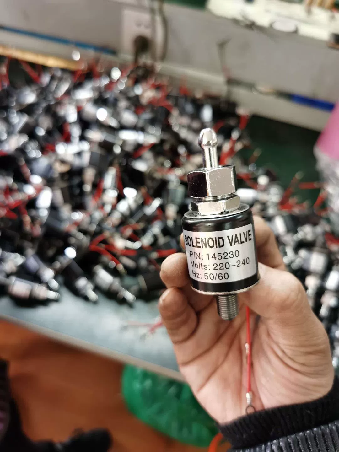 Производитель производит бутылки, железные электромагнитные клапаны, бутылки, железные электромагнитные клапаны.