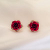 Fashionable retro elegant earrings, simple and elegant design, flowered