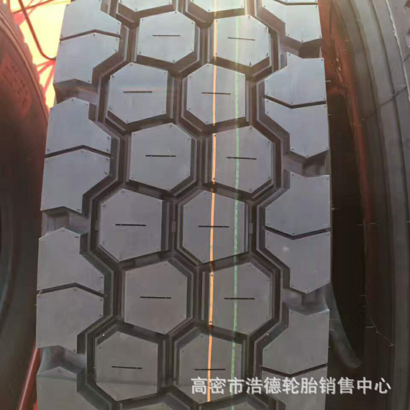 Heavy duty truck tire 1100R20 1200R20 steam truck front four rear eight engineering tire muck truck tire