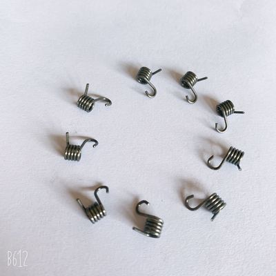 弹簧厂加工定制不锈钢头盔弹簧 头盔扭簧 头盔配件电泳 发黑
