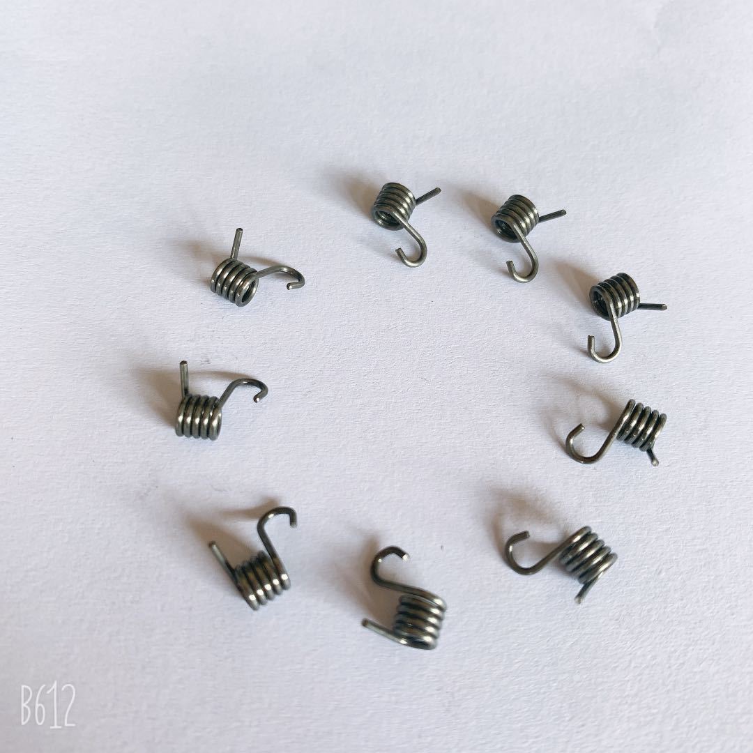 弹簧厂加工定制不锈钢头盔弹簧 头盔扭簧 头盔配件电泳 发黑