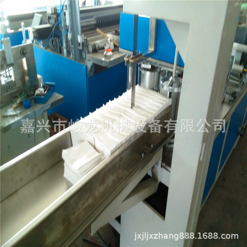 峻龙机械全自动无纺布折叠机，无纺布印刷压花折叠机，湿巾折叠机
