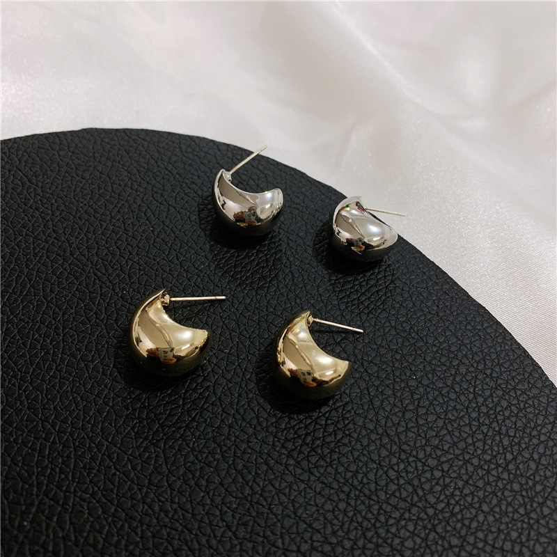 French High-quality C-shaped Hollow Metal Earrings Frosty U-shaped Surface High-end Niche Elegant Earrings Wholesale display picture 4