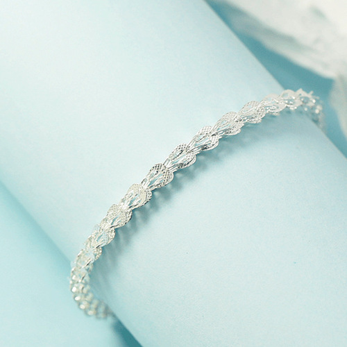 Japanese and Korean version of sweet, simple and personalized women's fresh car flower piece bracelet, antique style gift for best friend and lover's birthday gift jewelry
