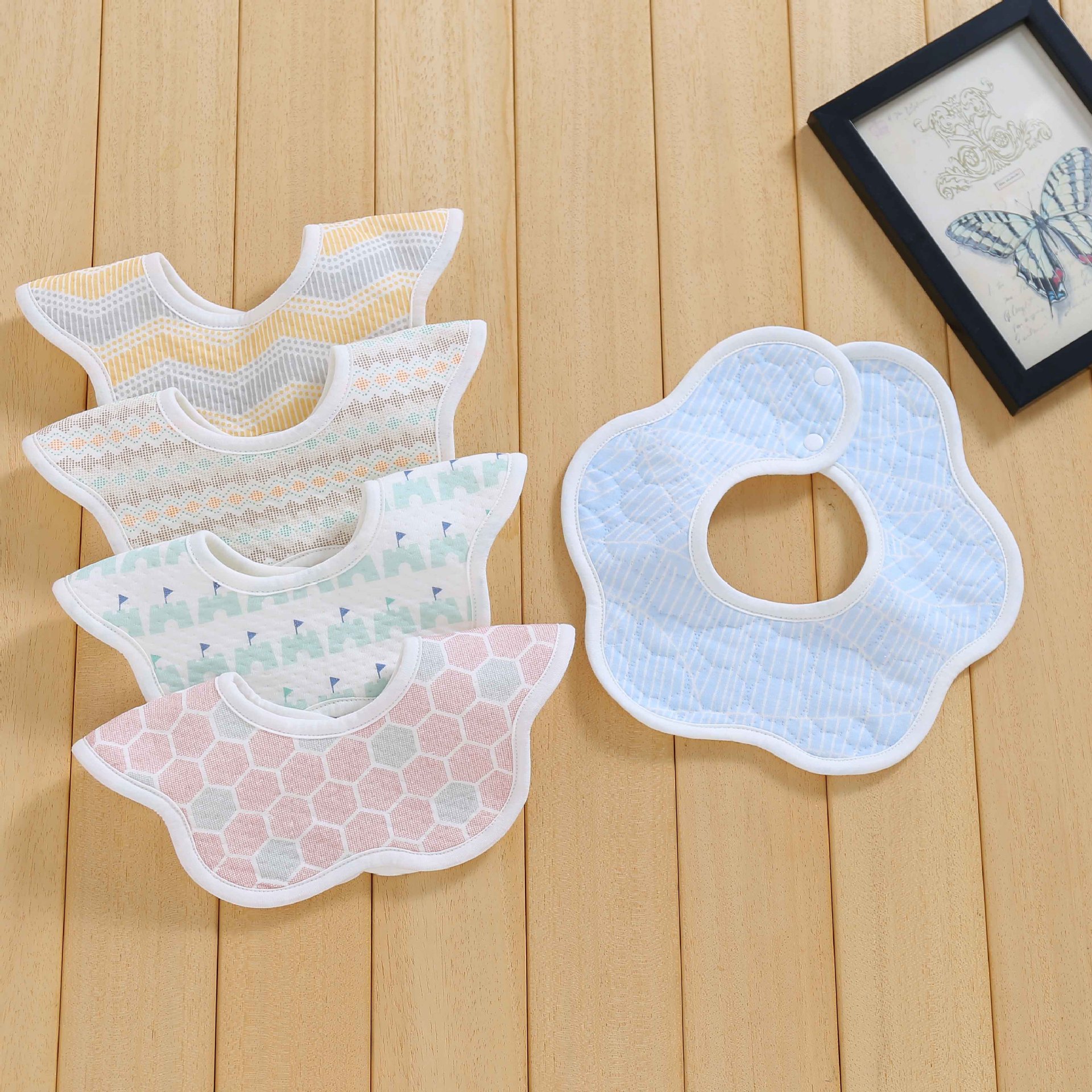 小彩旗防水围嘴1