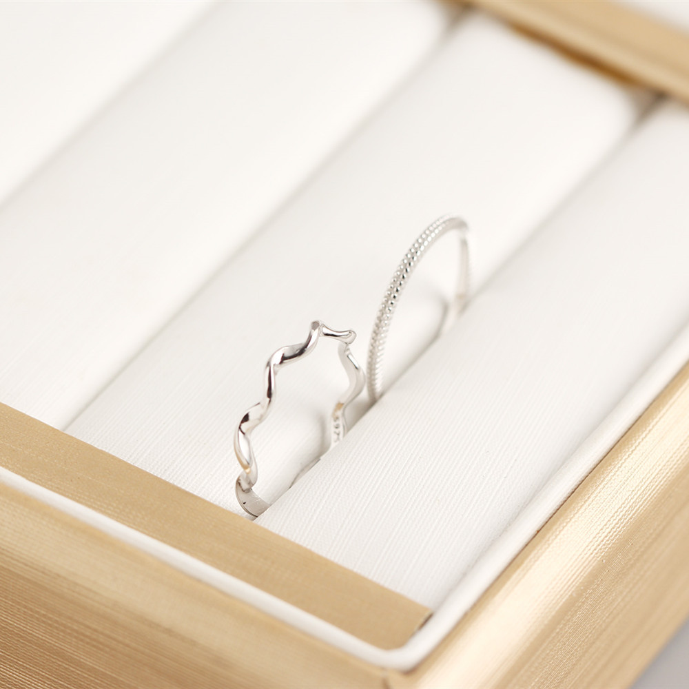 Japanese And Korean Style S925 Sterling Silver Ins Style Geometric Twisted Mobius Very Simple And Fine Little Finger Ring All-match Silver Ring Bracelet display picture 4