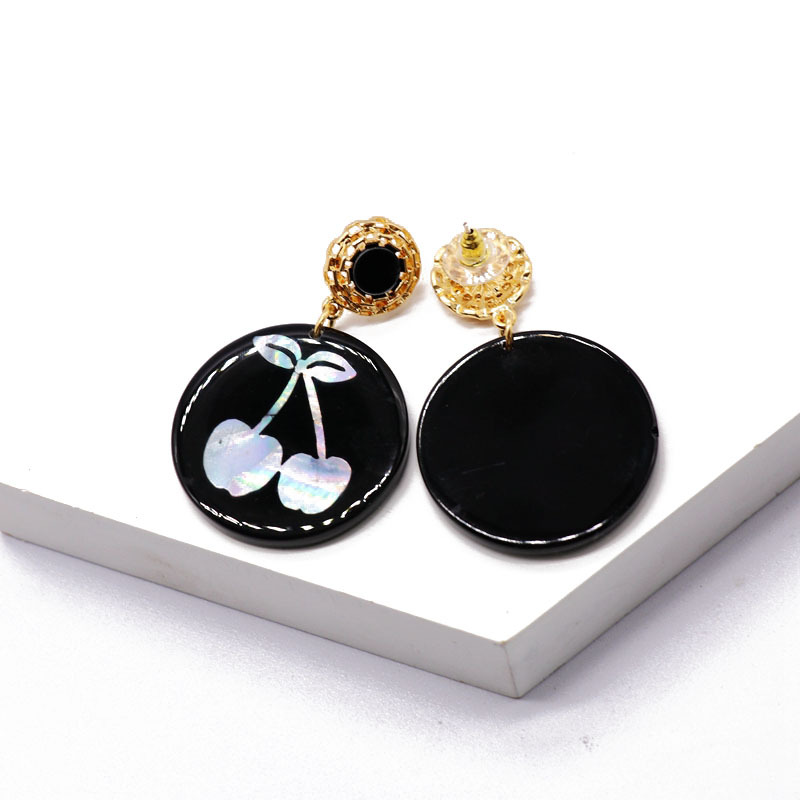 Black Round Resin Sheet Discoloration Pattern Silver Needle Earrings display picture 4