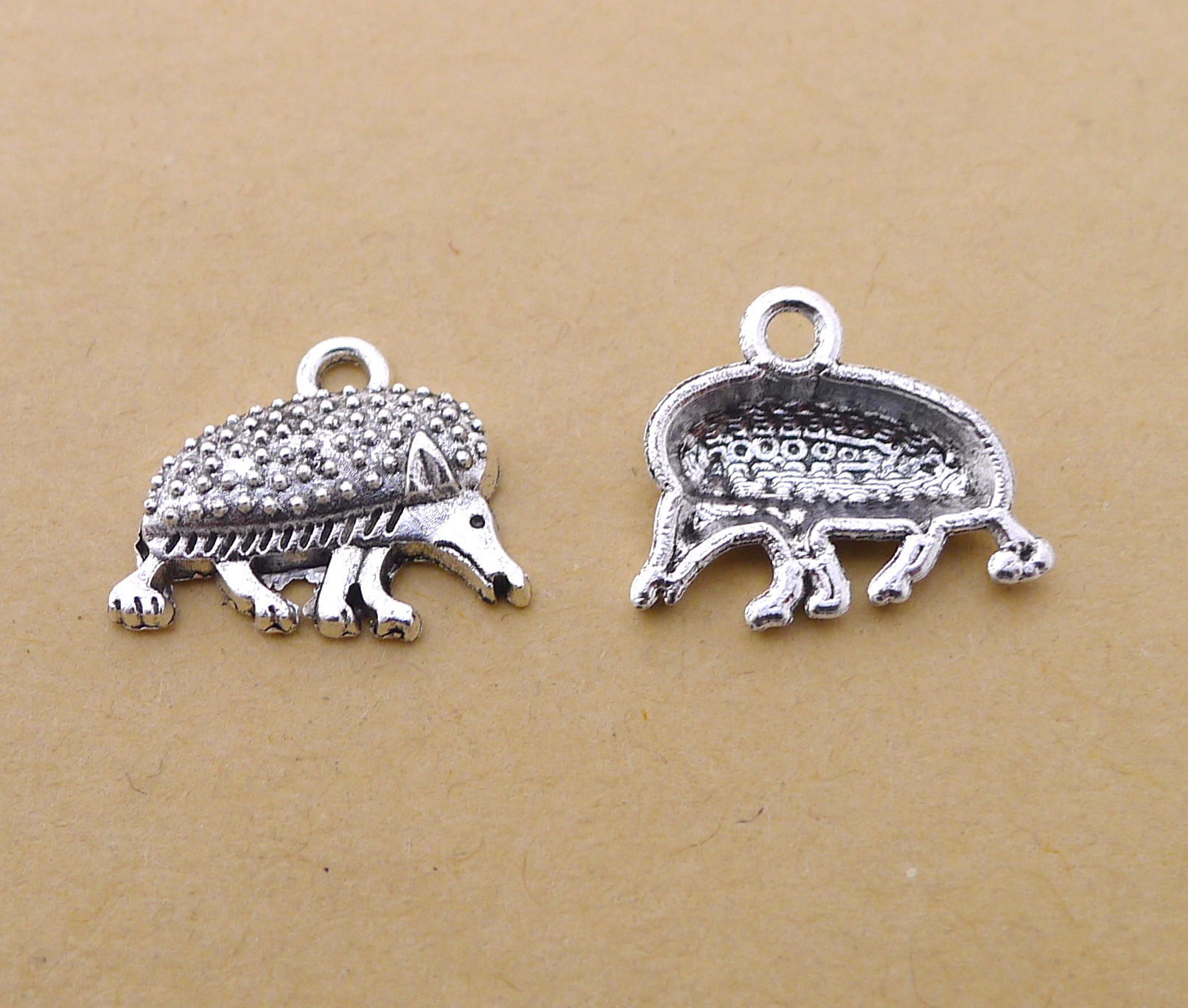 A8350 刺猬 200个/包 1克 18x15mm 古银色合金饰品配件