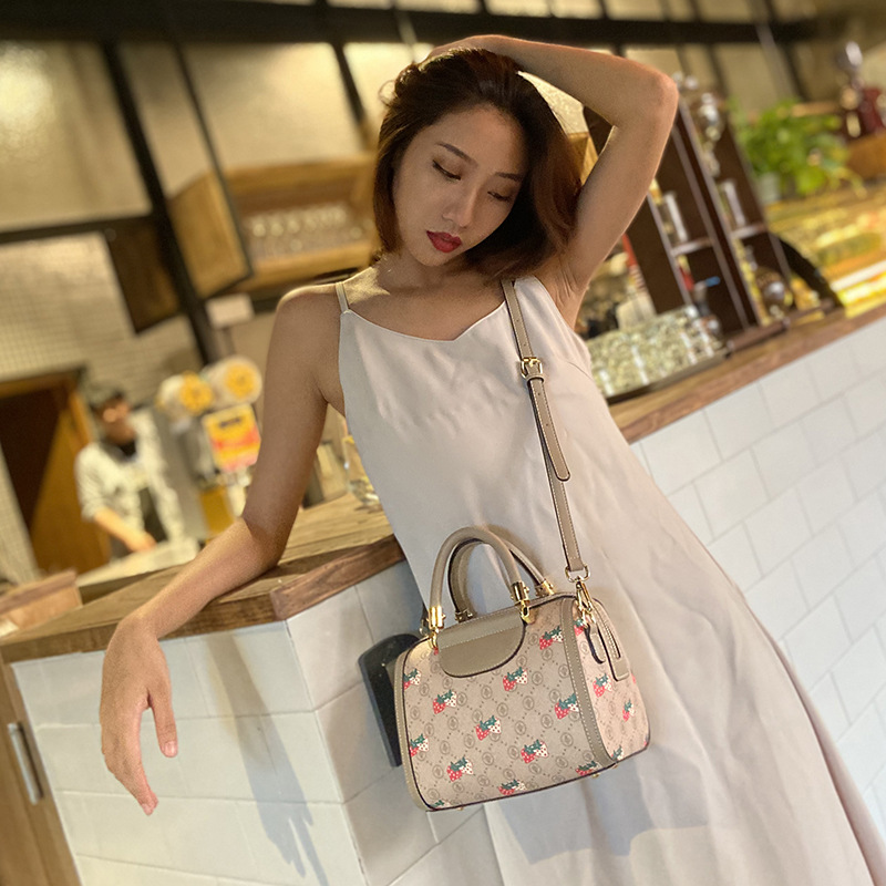 草莓包时尚手提包潮流包包女包新款2020斜挎单肩包百搭秋冬枕头包