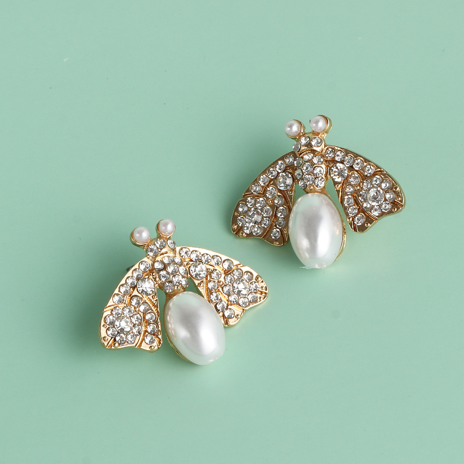 New fashion moth earrings insect modeling earrings pearl earrings wholesalepicture1