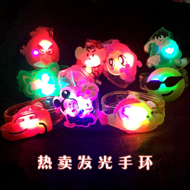 Las pequeñas actividades de microempresas empujan el código de escaneo para enviar regalos debajo de la línea roja en línea, regalos prácticos, pequeños drenadores, artefactos creativos