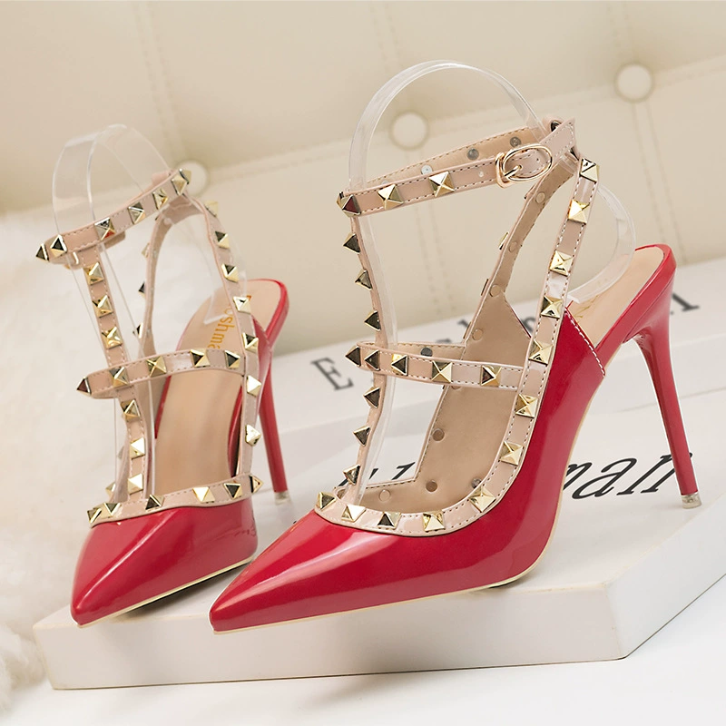 9219-9 европейский и американский стиль сексуальная ночной клуб шпилька каблук указал высокие каблуки лакированная кожа сплошной цвет Заклепки римские полые сандалии женщин