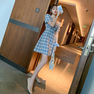 法式连衣裙夏天小清新2020新款气质方领泡泡袖显瘦蓝色格纹裙子女
