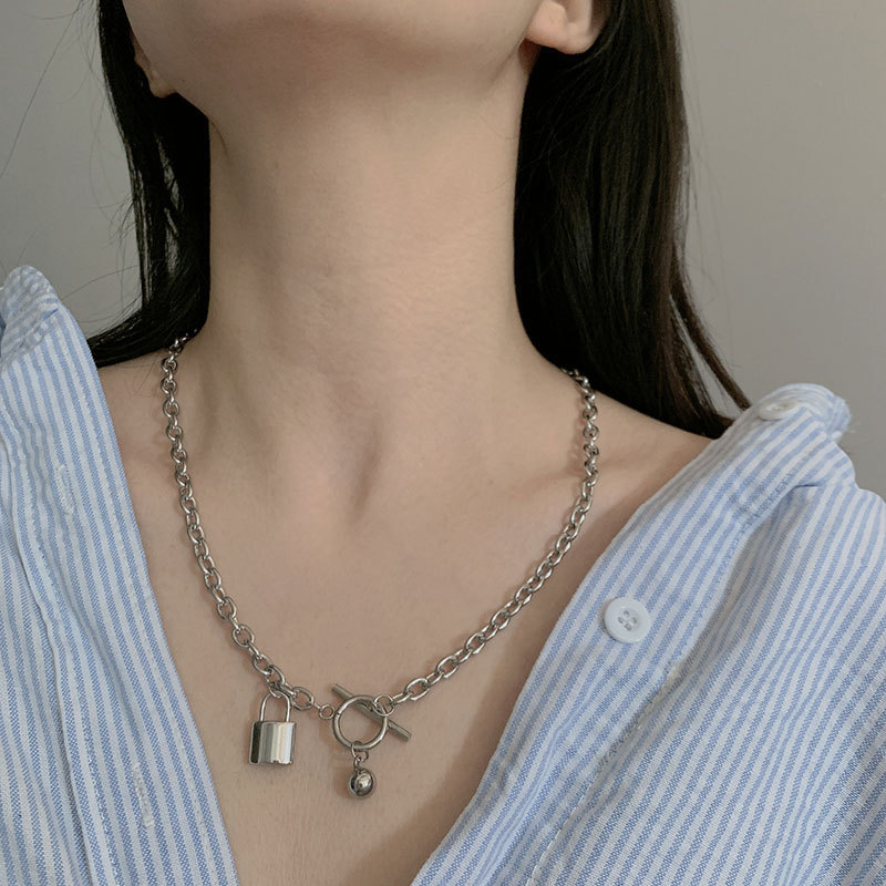 Net rouge même ins Harajuku vent titane acier acier inoxydable collier personnalité sombre serrure pendentif collier pour hommes_voghion.com