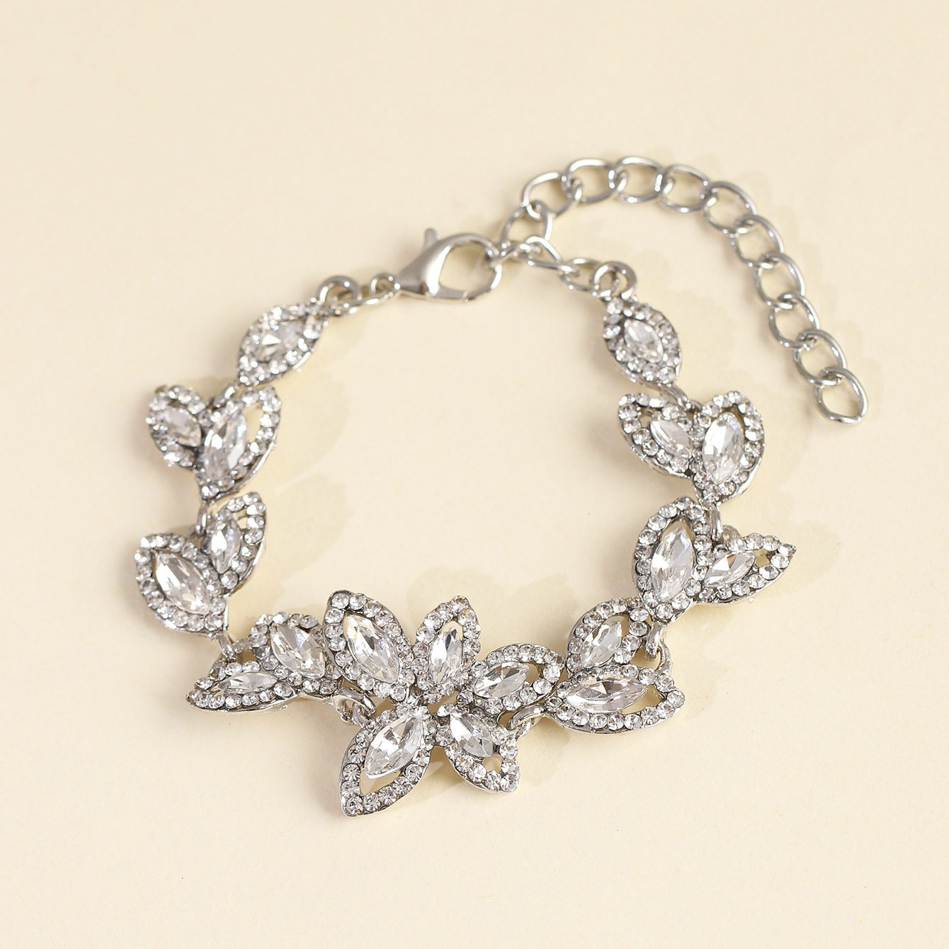 Bijoux De Mode Créatif Alliage Diamant Feuille Bracelet En Gros Nihaojewelry display picture 7