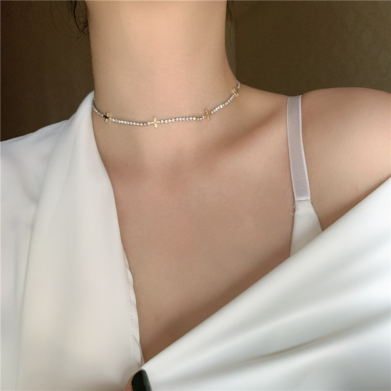 Collar De Aleación Simple Con Cruz De Diamantes Destellantes De Perlas Barrocas Para Mujer display picture 2