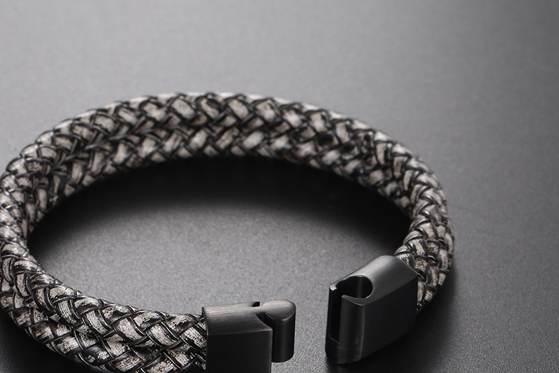Street Trendy Male Hip-hop  Titanium Steel Magnetic Buckle Bracelet display picture 4