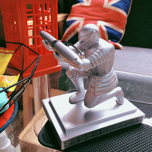 Creative Knight Pen Holder Executive Pen Stand Creative Magnetic Soldier Armor Hero Desktop Decor Pen Tower