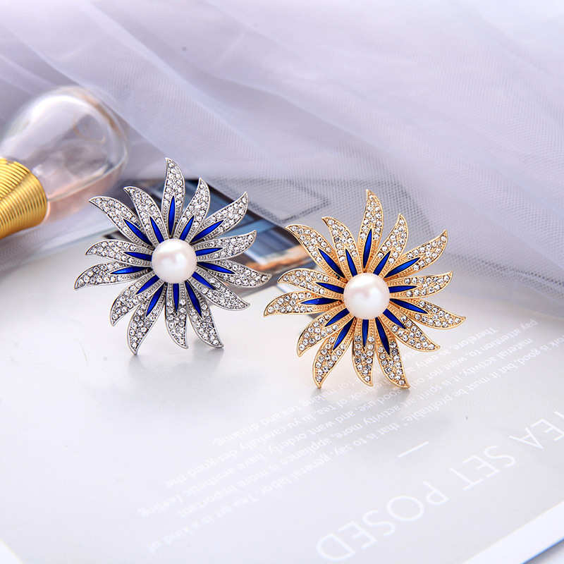 Retro Sun Flower Pearl Brooch display picture 4