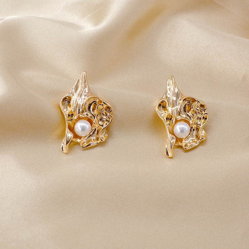 Geometric Pattern Women'S Gender Plating Design New Fashion Inlaid Pearl Folds Unique Flower Earrings Wholesale