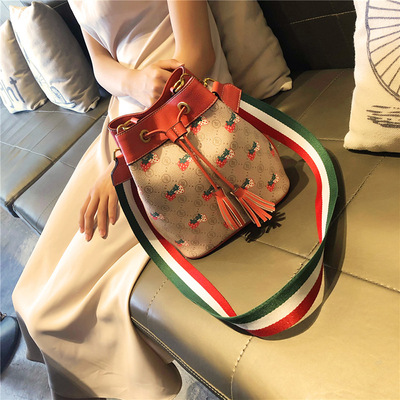 包包女包新款2020斜挎單肩包印花包包夏天百搭斜挎包女時尚水桶包