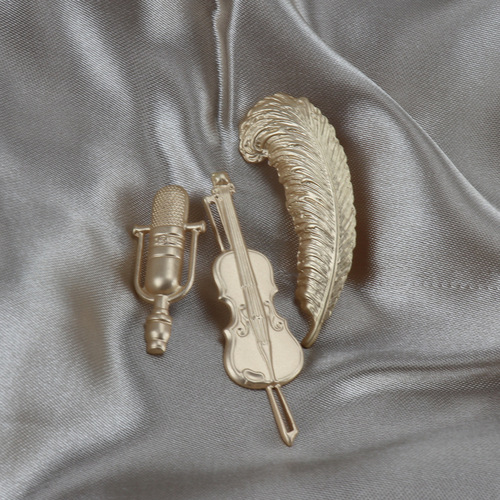 Western antique matte gold musical instrument microphone violin feather brooch collar pin clothing accessories