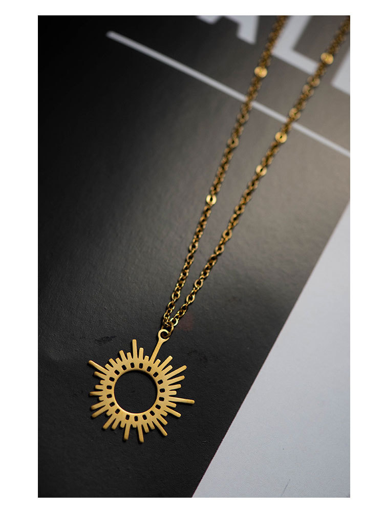 Mode Sechs-stern Sonne Anhänger Titan Stahl Schlüsselbein Kette 14k Gold Überzogene Halskette display picture 1