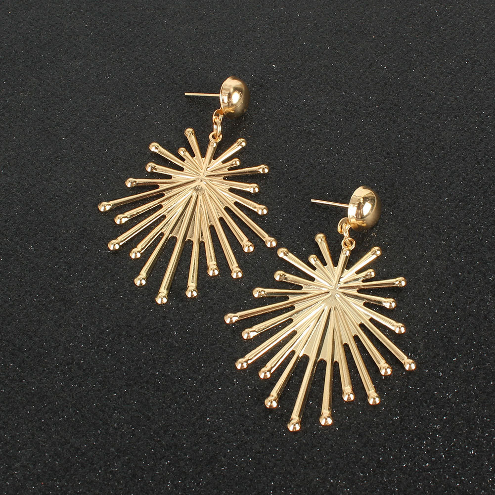 Exaggerated Alloy Fashion Golden All-match Earrings Wholesale display picture 3