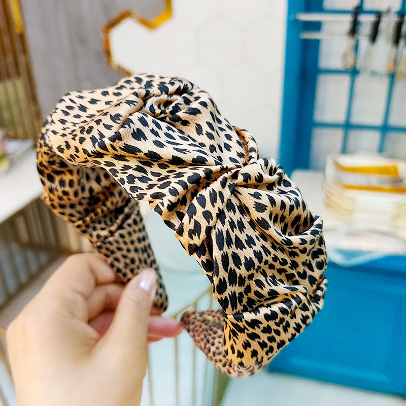 Korean Retro Leopard Pattern Wide-brimmed Fold Headband Simple High-end Fashion Bud Hairpin Wholesale Nihaojewelry display picture 6