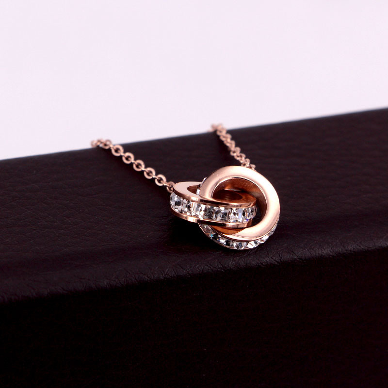 X7-402 Élégant collier double ultra-étincelant, orné de deux anneaux et de petits diamants carrés tchèques. Chaîne ras du cou._voghion.com