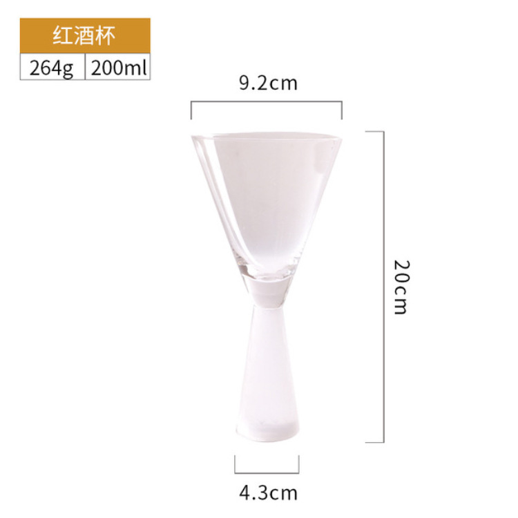 젖빛 바닥 레드 와인 잔