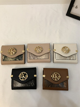 LYN 新款錢包弧形蓋頭圓形字母五金裝飾短錢包配禮盒