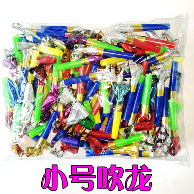 Las pequeñas actividades de microempresas empujan el código de escaneo para enviar regalos debajo de la línea roja en línea, regalos prácticos, pequeños drenadores, artefactos creativos