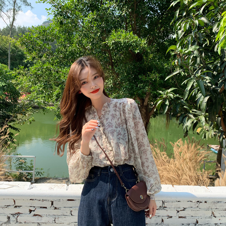 The 2022 new style of Korean-style, gentle and stylish floral chiffon sweater for women, long-sleeved base layer and puffed sleeve top pic 8