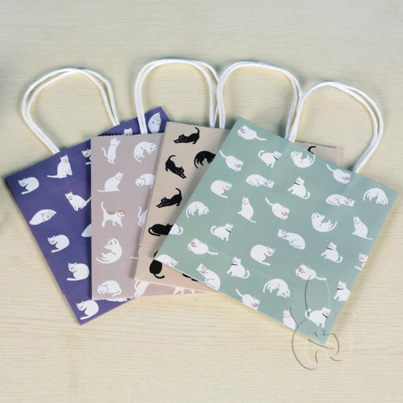 纸质手提袋适用于日用品，礼品等包装，颜色尺寸款式可定制