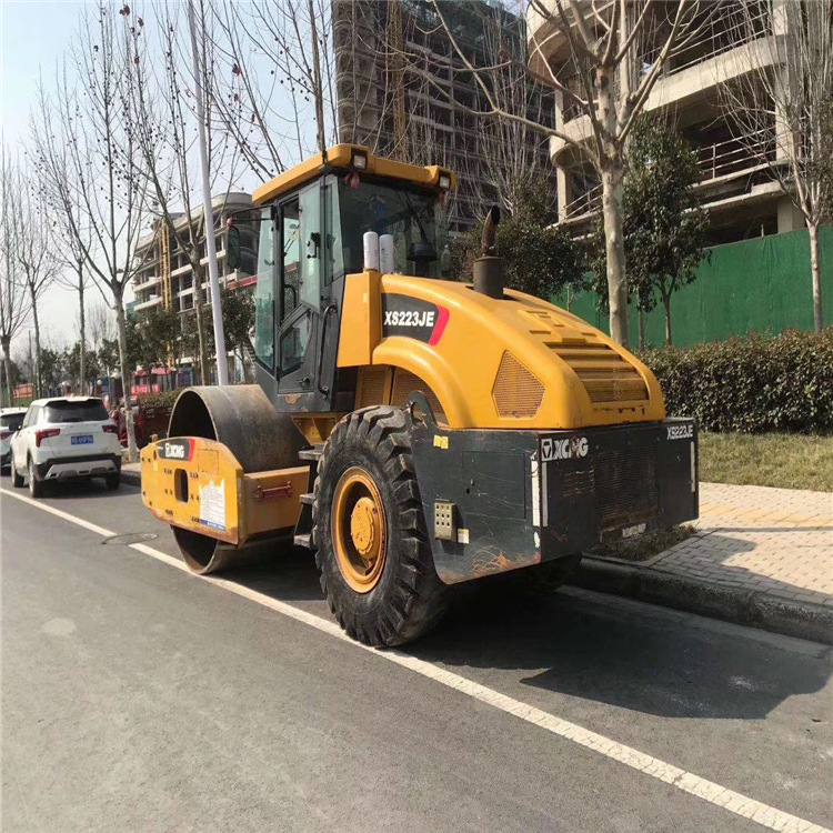 二手徐工XS262J压路机价格，供应徐工26吨压路机