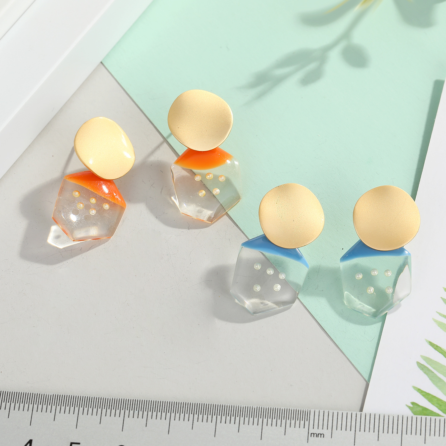 New Korean Wave Point Earrings Pearl Earrings Sweet And Wild Geometric Earrings Resin Earrings Wholesale Nihaojewelry display picture 1