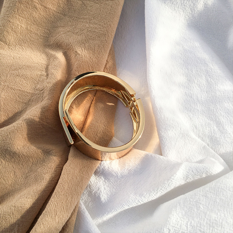 wide side spring open bracelet