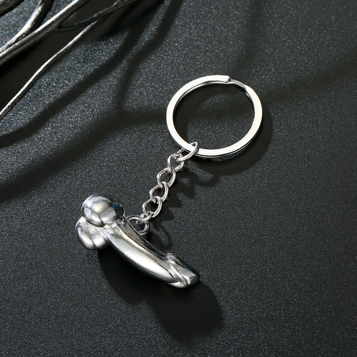 Croix-frontière Nouvelle Arrivée Punk Métal Porte-clés Vintage Crâne Croix Porte-clés Personnalité Tête De Vache Serpent Pendentif Pour Hommes display picture 12