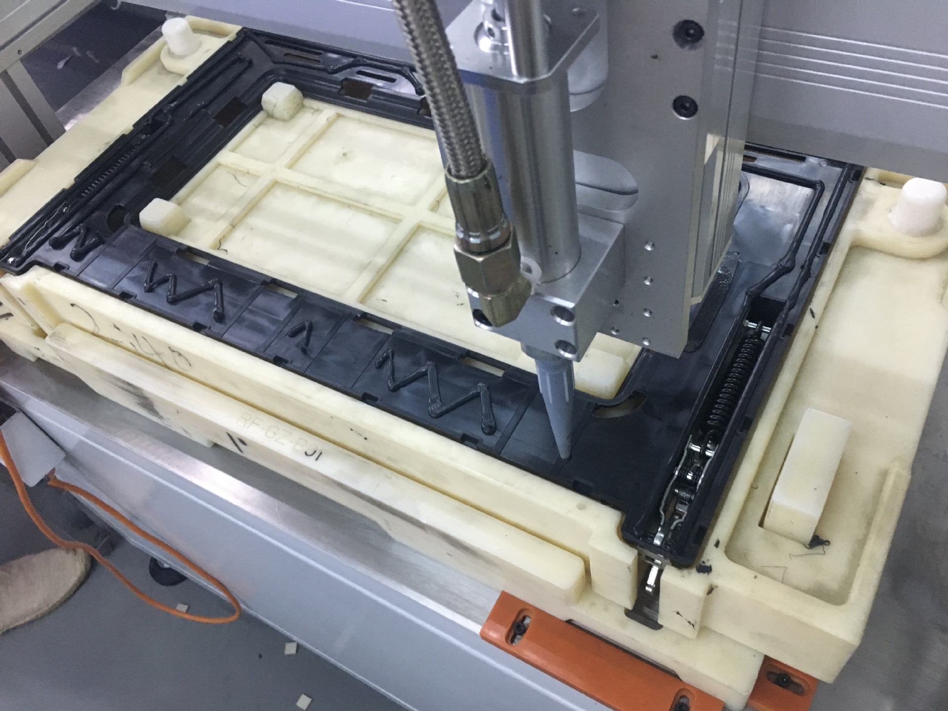 深圳厂家硅胶专用点胶机 5加仑不换胶全自动点胶机烤箱面板打胶机